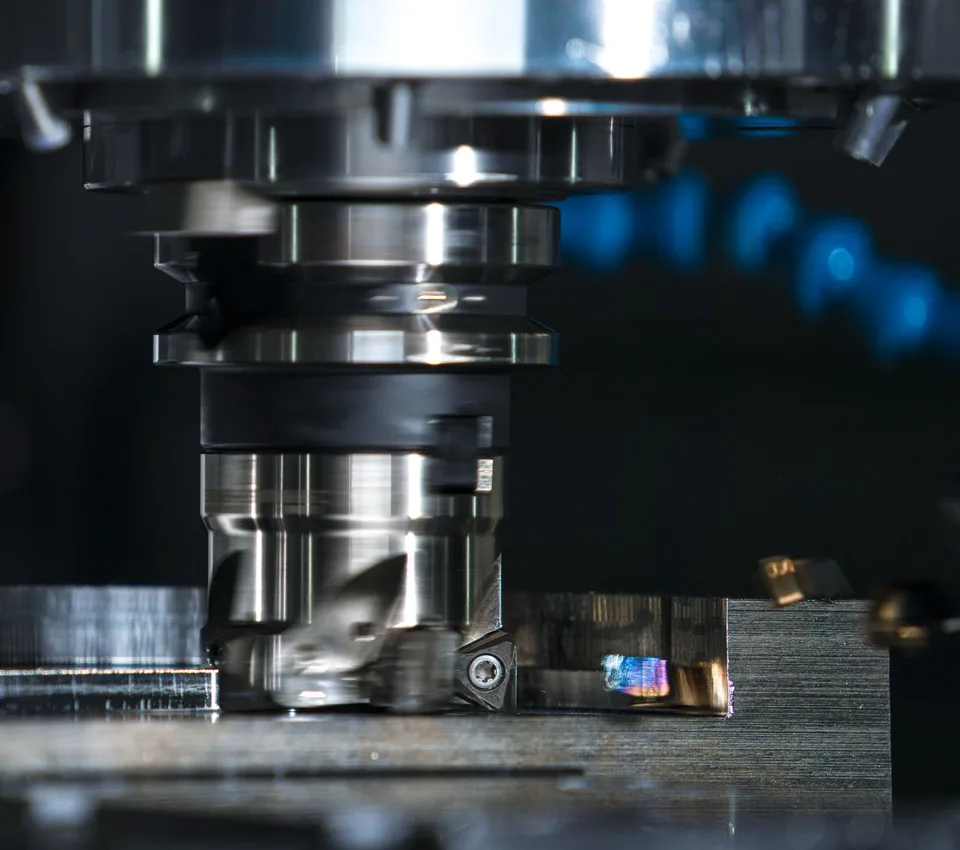 Referência visual de usinagem de um componente metálico em máquina industrial