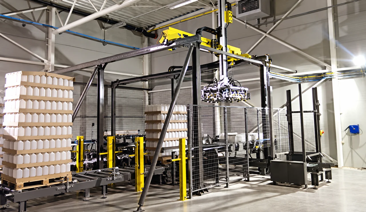 Cartesian gantry with gripper on pallets of vials organized in layers, inside a protected cell