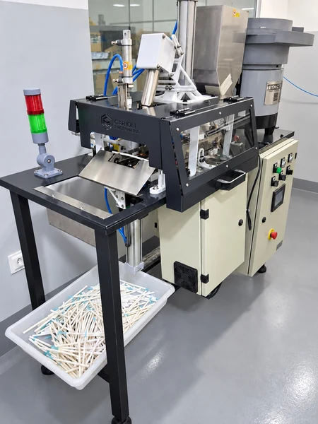 Máquina de montaje de cánulas de aspiración quirúrgica, con alimentación de componentes y recogida de los productos montados.