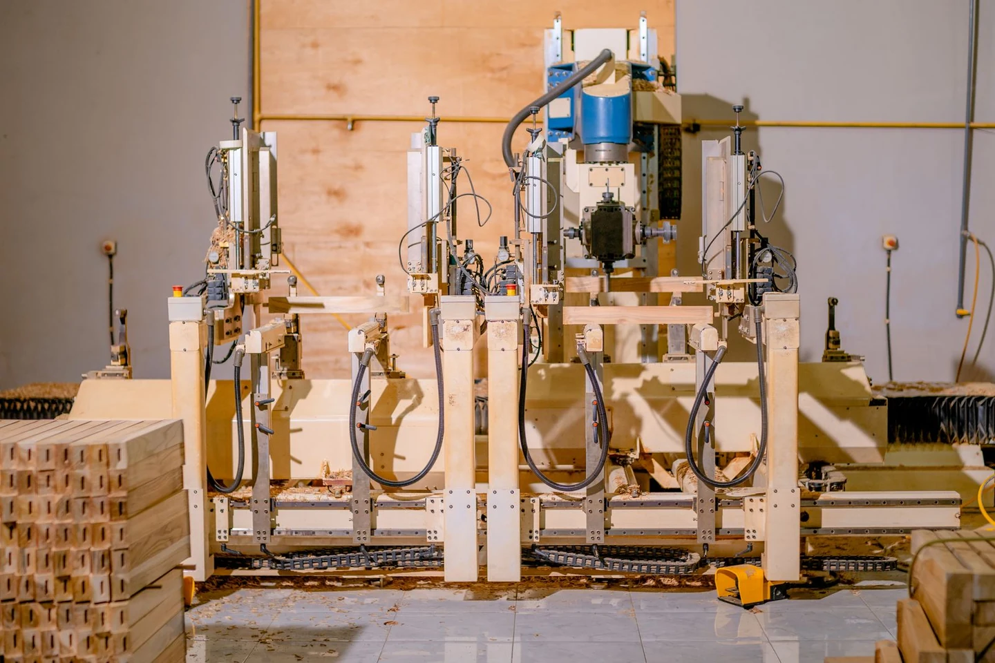 Industrial equipment for processing wooden parts