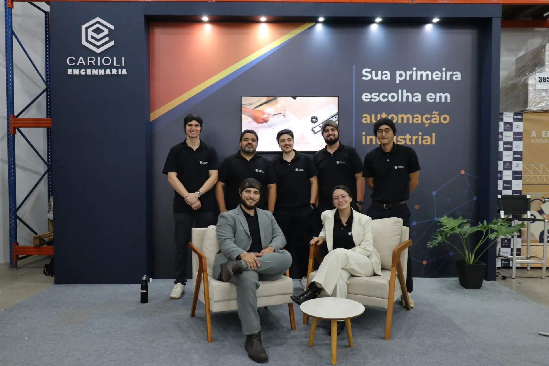 Equipe da Carioli Engenharia reunida no estande da empresa em evento