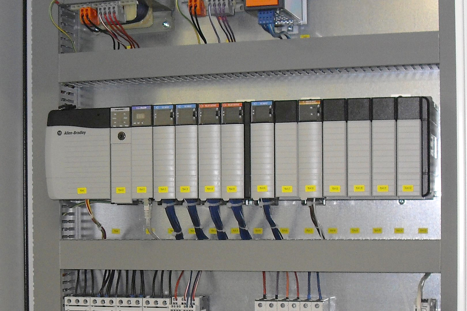 Exemplo real de painel industrial com CLP Allen-Bradley e módulos de controle