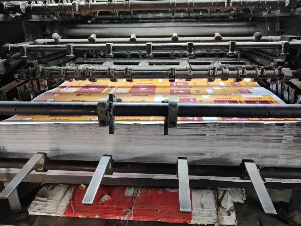 Referência visual de folhas de embalagem em uma máquina de impressão industrial